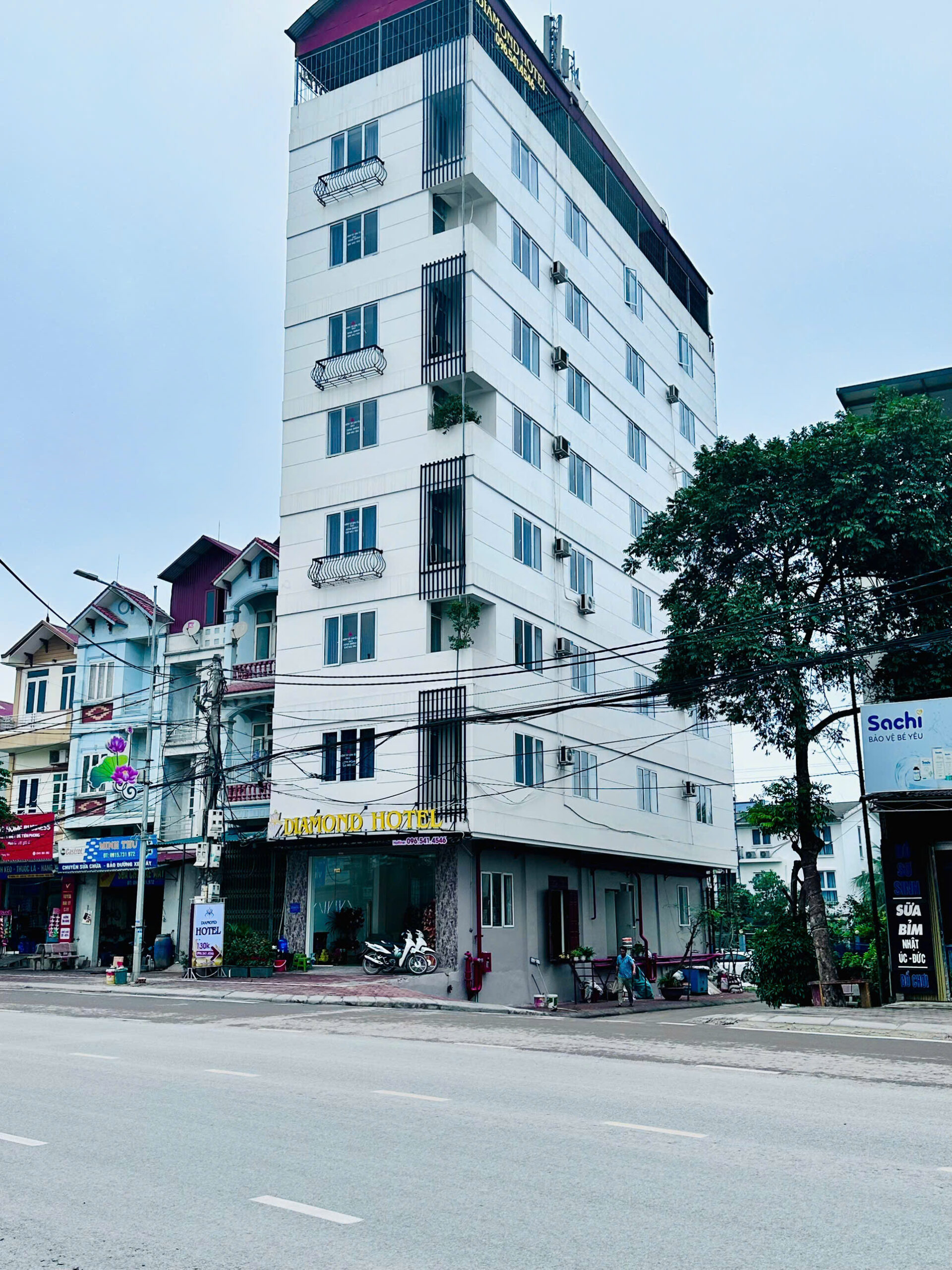 khac-san-8-tang-tai-diamond-van-giang