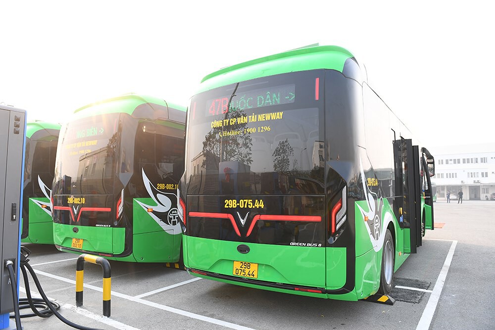 xe-buyt-47B-qua-diamond-hotel-van-giang